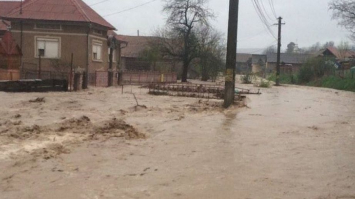 Inundaţii în vestul şi centrul ţării. Drumuri rupte de ape şi locuinţe afectate