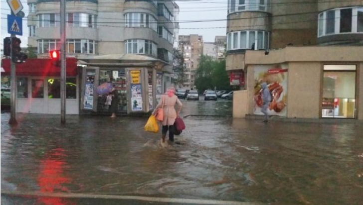 Iași. Inundații pe mai multe străzi, în urma unei ploi torențiale