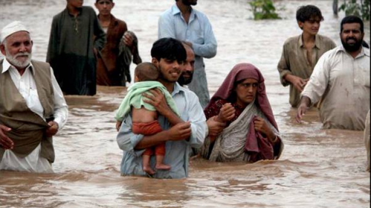 Inundaţiile din Pakistan. Cel puţin 55 de oameni au murit. Mii de case, distruse