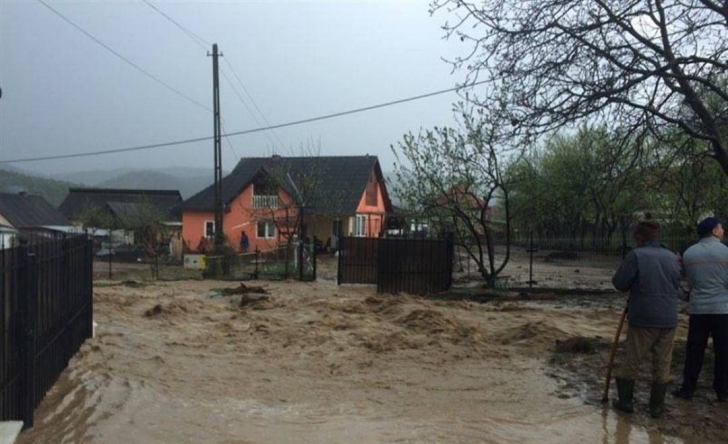 Avertizare meteo de ploi torenţiale. Imagini impresionante: inundaţiile fac prăpăd în ţară