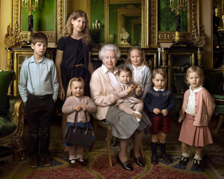 Imaginea care a devenit viral pe Internet. Regina Marii Britanii, cu prințesa Charlotte pe genunchi