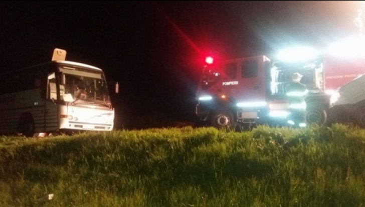 ISU a activat codul roşu de intervenţii după ce un autocar cu 29 de oameni a fost izbit de o maşină