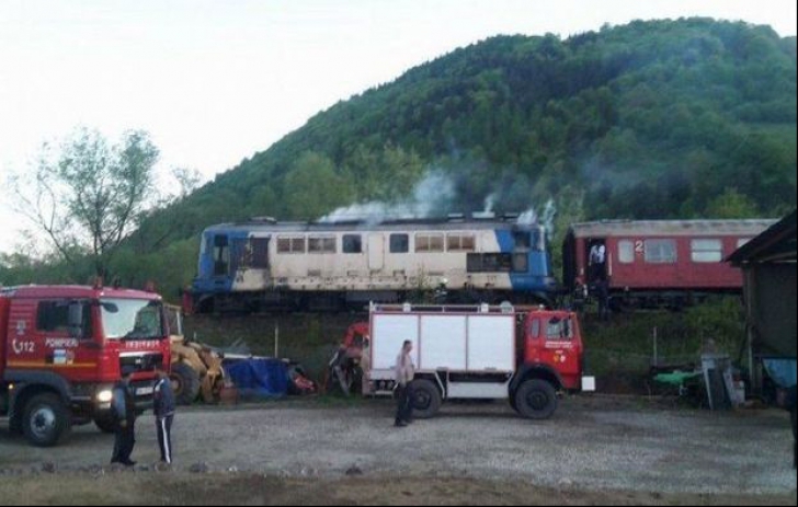 Incident pe calea ferată. Locomotiva unui tren de călători a luat foc în mers