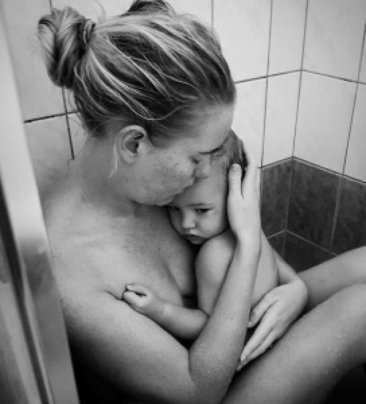 Fotografia care a răvăşit internetul: "Când e cel mai greu să fii mamă"