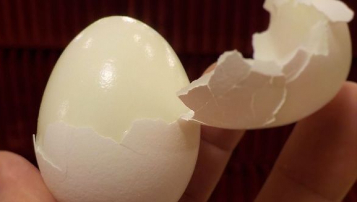 O nouă metodă genială prin care cureţi un ou fiert de coajă în 5 secunde!