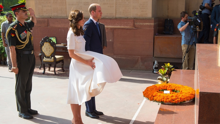 Kate Middleton, moment jenant în India. I s-a ridicat fusta și... Totul a fost filmat!