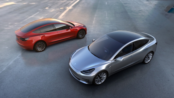 Tesla dezvăluit noul său sedan Model 3. Arată incredibil!