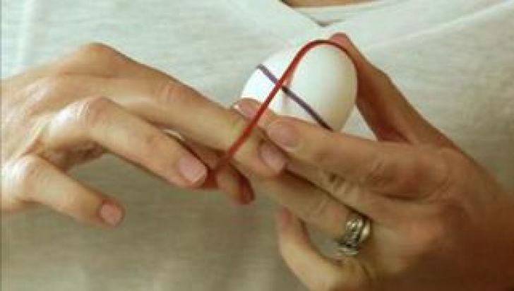 OUĂ DE PAŞTI 2016. Înfăşoară un elastic în jurul unui ou, apoi pune-l la fiert
