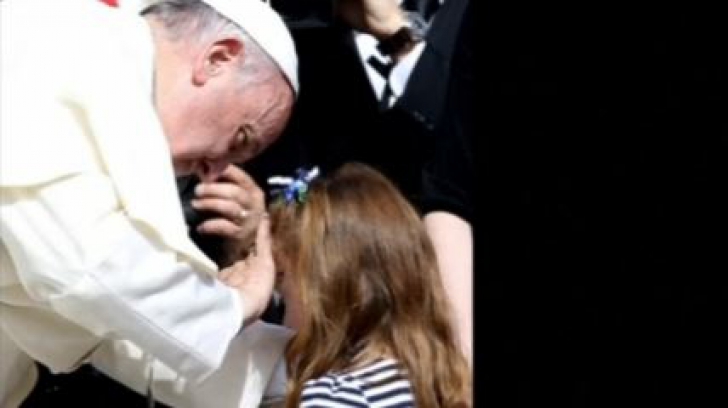 Imagini sfâșietoare. De ce a dorit o fetiță de cinci ani să-l vadă pe Papa Francisc