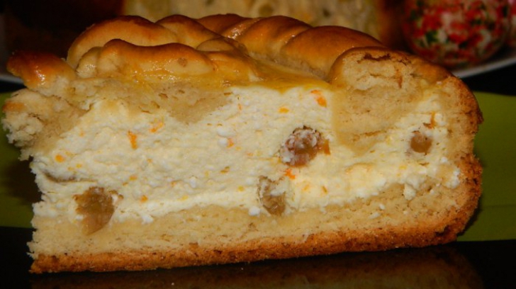 PASCA REŢETĂ. Pasca tradiţională de Paşte cu brânză dulce de vacă şi stafide 