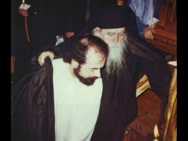 Imagini inedite. Cum arăta Patriarhul Daniel în tinerete, în blugi şi plete