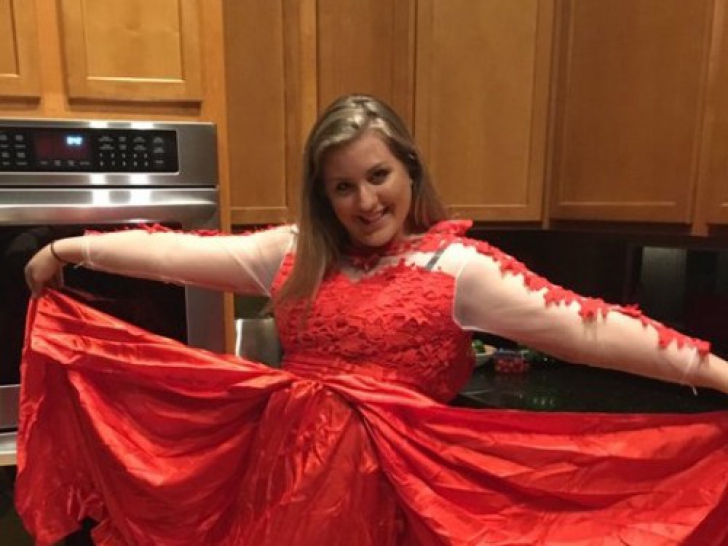 A cumpărat o rochie online pentru balul de absolvire. Când a primit-o acasă, a început să plângă!