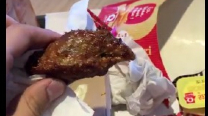 Dezgustător! Ce a găsit un bărbat în porţia sa de aripioare prăjite, cumpărate de la fast-food