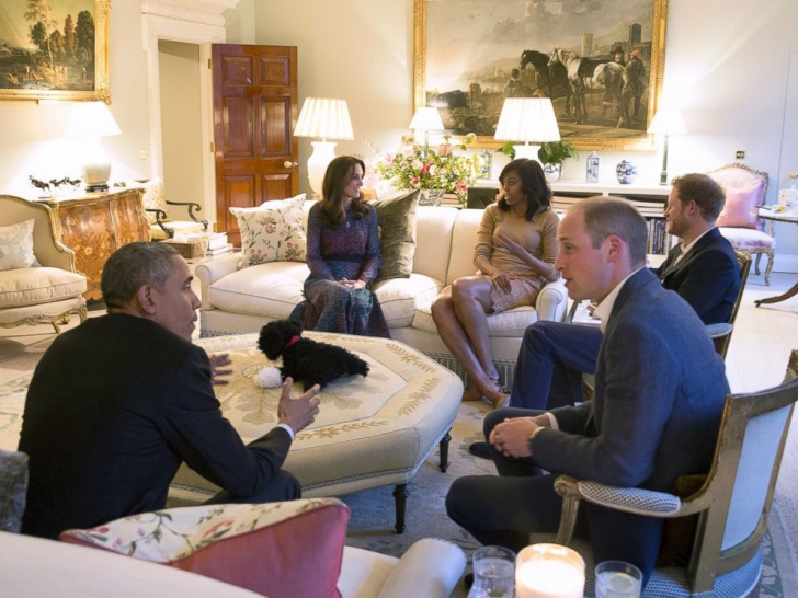 Fotografii ADORABILE cu prinţul George, care i-a întâmpinat pe soţii Obama în pijama