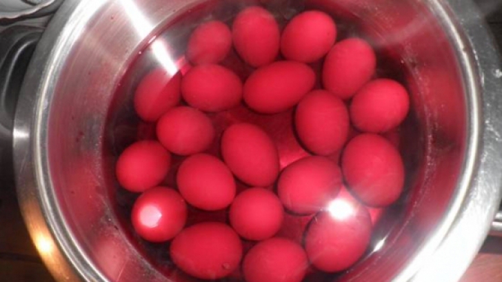 Lasă vopseaua clasică. Iată cum să vopsești ouăle de Paște cu sfeclă roșie