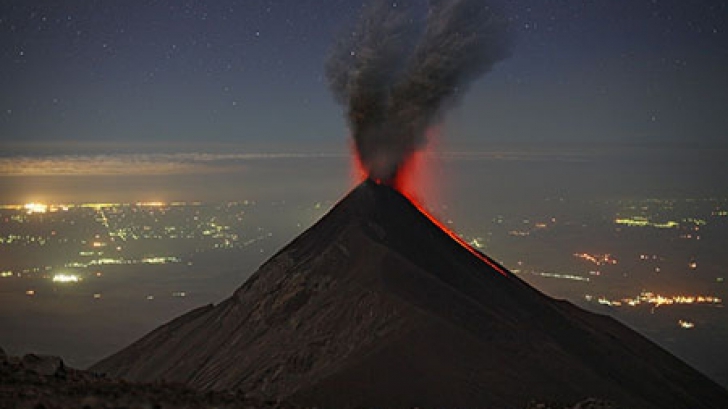 Guatemala: Vulcanul Santiaguito erupe cu explozii piroclastice