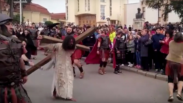 Scene copleşitoare pe străzile din Zalău: spectacol stradal de refacere a "Drumului Crucii"