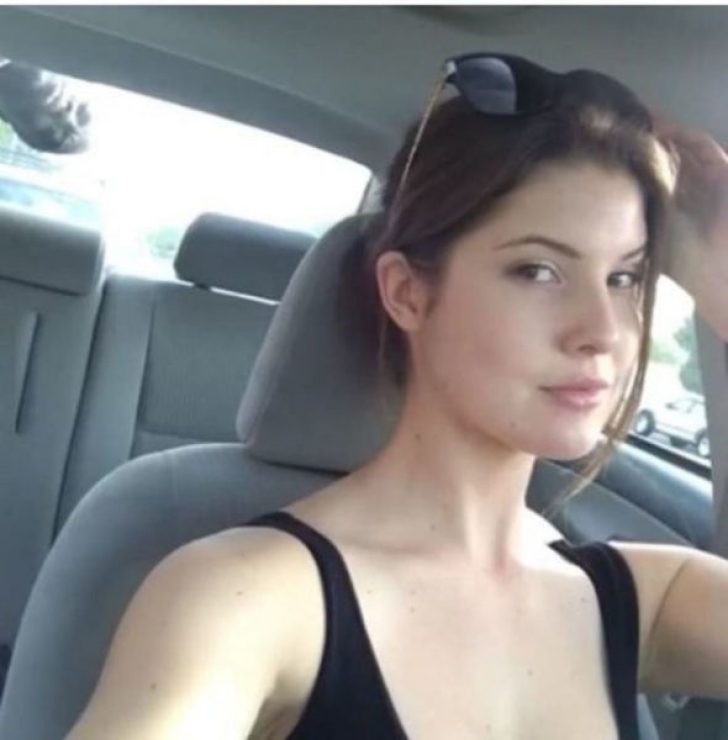O brunetă sexy şi-a făcut selfie la volan. A descărcat poza, a realizat că a trecut pe lângă moarte