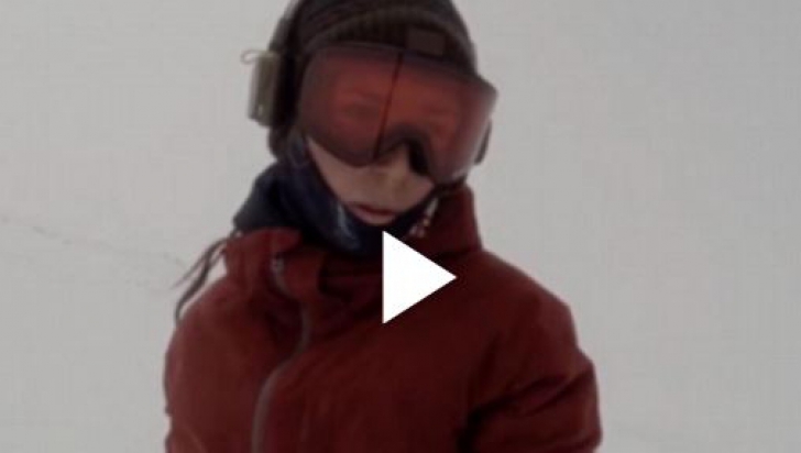 Cobora părtia pe snowboard, fără să observe cine era în spatele ei. Detaliul care a șocat Internetul