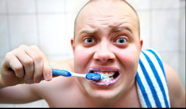 De ce e bine să te speli pe dinți pe întuneric. Răspunsul te va uimi