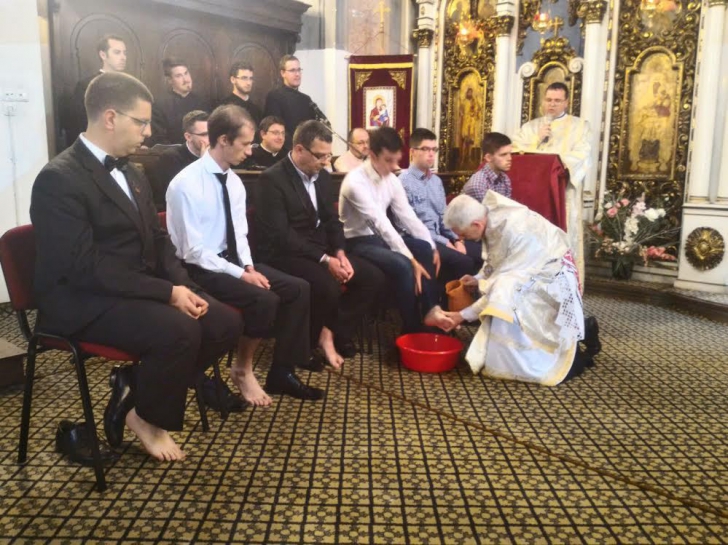 Ritual de Cina cea de Taină. Episcopul greco-catolic Florentin a spălat picioarele a 12 seminarişti 