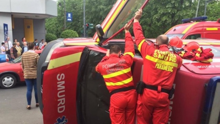 Accident grav în Arad: ambulanță SMURD, răsturnată după impactul cu un microbuz 