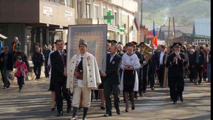 Eveniment istoric, în Țara Moților! Steag al luptătorilor lui Avram Iancu, prezentat oamenilor