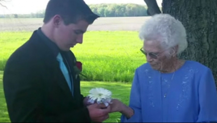 I-a cumpărat bunicii un corsaj, apoi a invitat-o la bal. Când a aflat motivul, bătrâna a plâns
