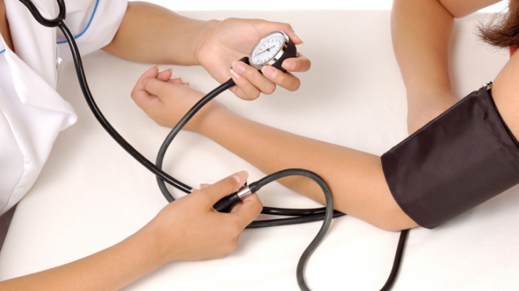 Avertisment: Tensiunea arterială trebuie măsurată la ambele brațe. V-ar putea salva viața!