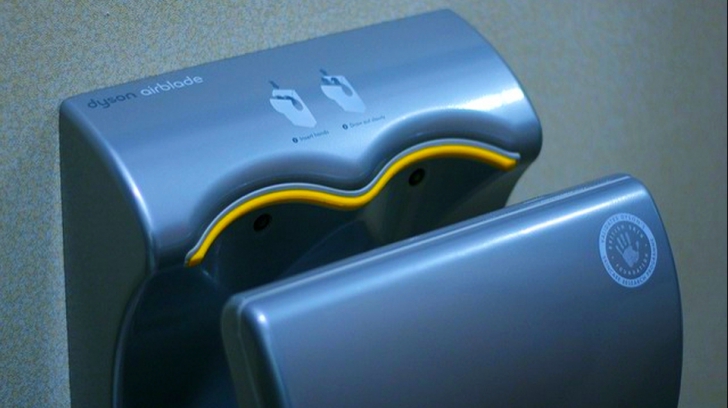 Iată de ce ar trebui să NU mai foloseşti aparatele de uscat mâini