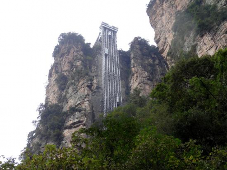 Cum arată cel mai înalt ascensor din lume. Imagini care-ți taie răsuflarea