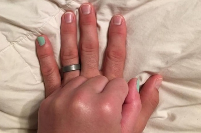 Fotografia mâinilor unui cuplu, în pat, a ajuns VIRALĂ. Motivul e extrem de emoţionant