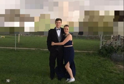 Se pregăteau de bal. Au ieșit în curte și s-au pozat. Ce se întamplă în spatele lor. E înfricoșător