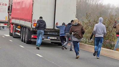 Scandal în Franţa. Camioane româneşti atacate cu pietre 