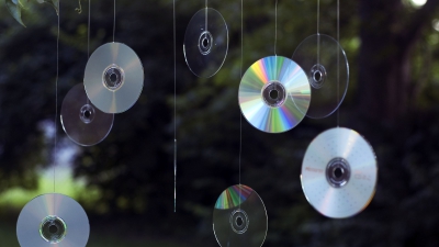 Agaţă un CD la geam! Te va salva, garantat, pe timp de vară. Face minuni
