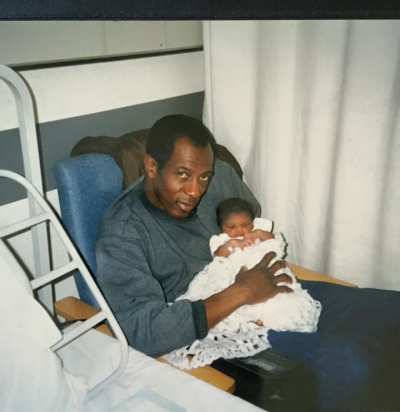 A cumpărat un fotoliu de la un târg de vechituri. Ce a găsit în interiorul lui e incredibil