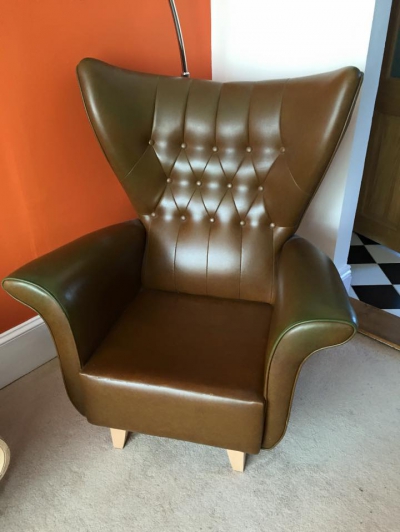 A cumpărat un fotoliu de la un târg de vechituri. Ce a găsit în interiorul lui e incredibil