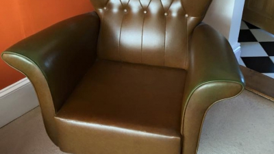 A cumpărat un fotoliu de la un târg de vechituri. Ce a găsit în interiorul lui e incredibil