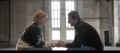 VIDEO. Zeci de oameni s-au aşezat pe scaun şi s-au privit în ochi 4 minute. Câtă suferinţă este?