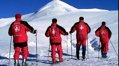 Opt turişti, blocaţi la o pensiune din Munţii Şureanu, fără curent electric şi căldură 