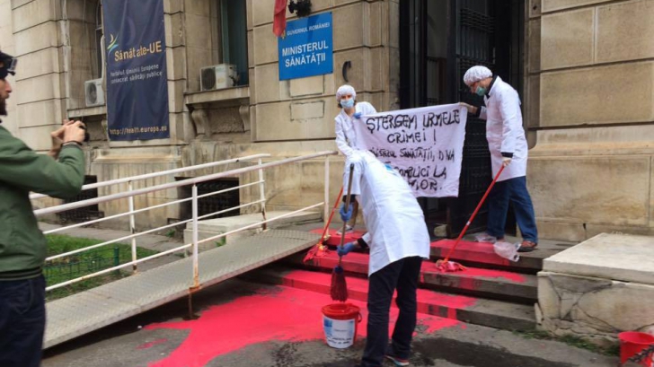 Protest la Ministerul Sănătății, după scandalul dezinfectanților: "Ștergem urmele crimei"