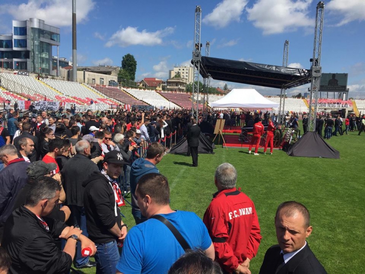 Lacrimi și suspine pentru Patrick Ekeng. A fost aplaudat minute în șir pe stadionul Dinamo. VIDEO