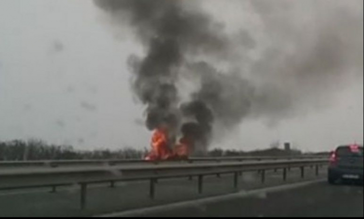 O mașină a luat foc pe Autostrada Soarelui. Pompierii au intervenit cu autospeciale