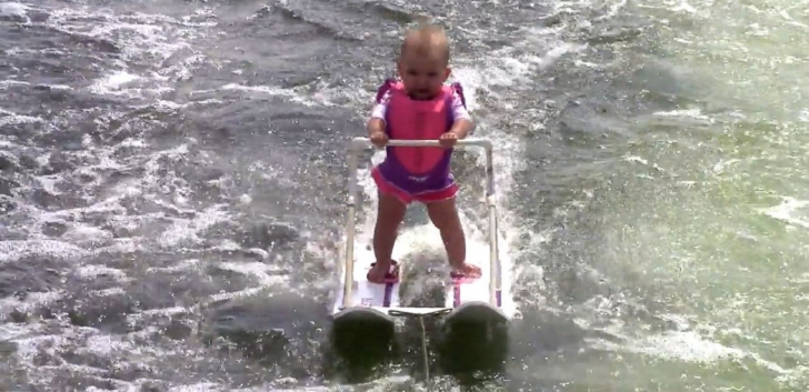 Campioană la 6 luni: o fetiţă a învăţat să practice skiul nautic