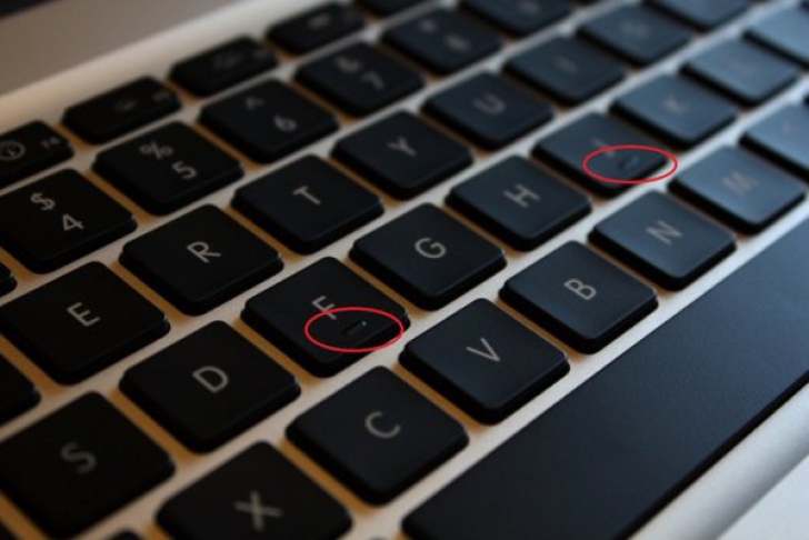 De ce literele F şi J de pe tastatură au o micuţă linie sub ele. Cum îţi măresc viteza de tastare