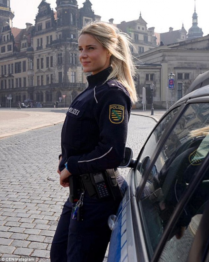 Așa arată cea mai sexy polițistă. Toți bărbații întorc capetele după ea în trafic