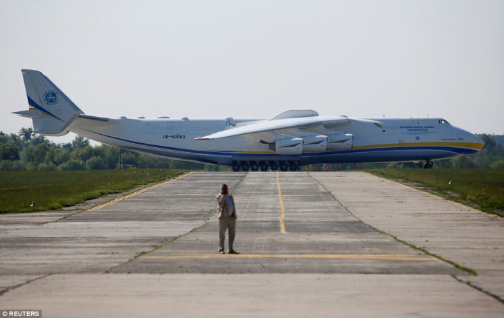 Cum arată și ce poate face cel mai mare avion din lume. E de două ori cât un Boeing 747