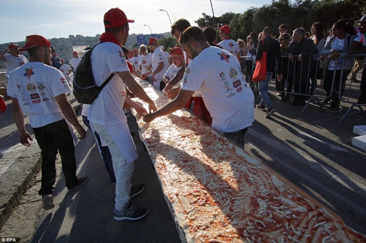 A fost realizată cea mai lungă pizza din lume! Cât măsoară și unde s-a înregistrat recordul