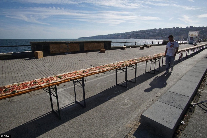 A fost realizată cea mai lungă pizza din lume! Cât măsoară și unde s-a înregistrat recordul