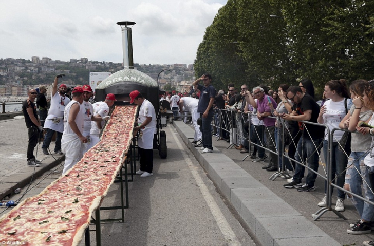 A fost realizată cea mai lungă pizza din lume! Cât măsoară și unde s-a înregistrat recordul